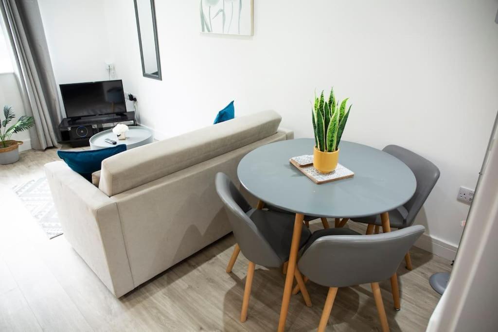 Bridge House Apartments - Free Parking Shottery Екстер'єр фото