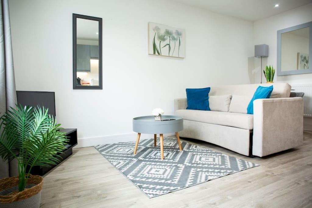 Bridge House Apartments - Free Parking Shottery Екстер'єр фото