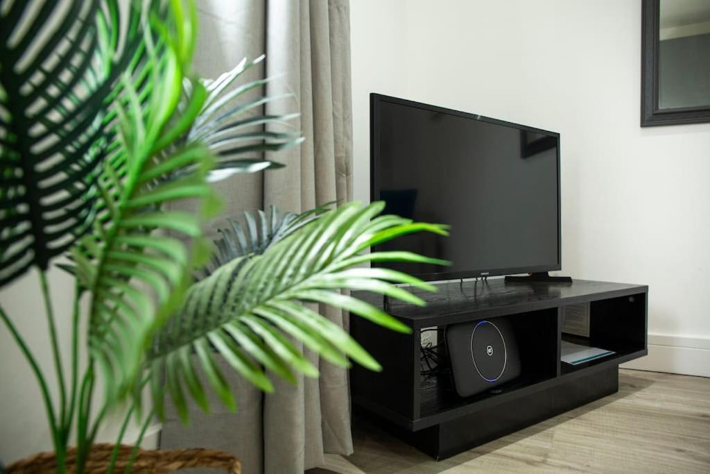Bridge House Apartments - Free Parking Shottery Екстер'єр фото