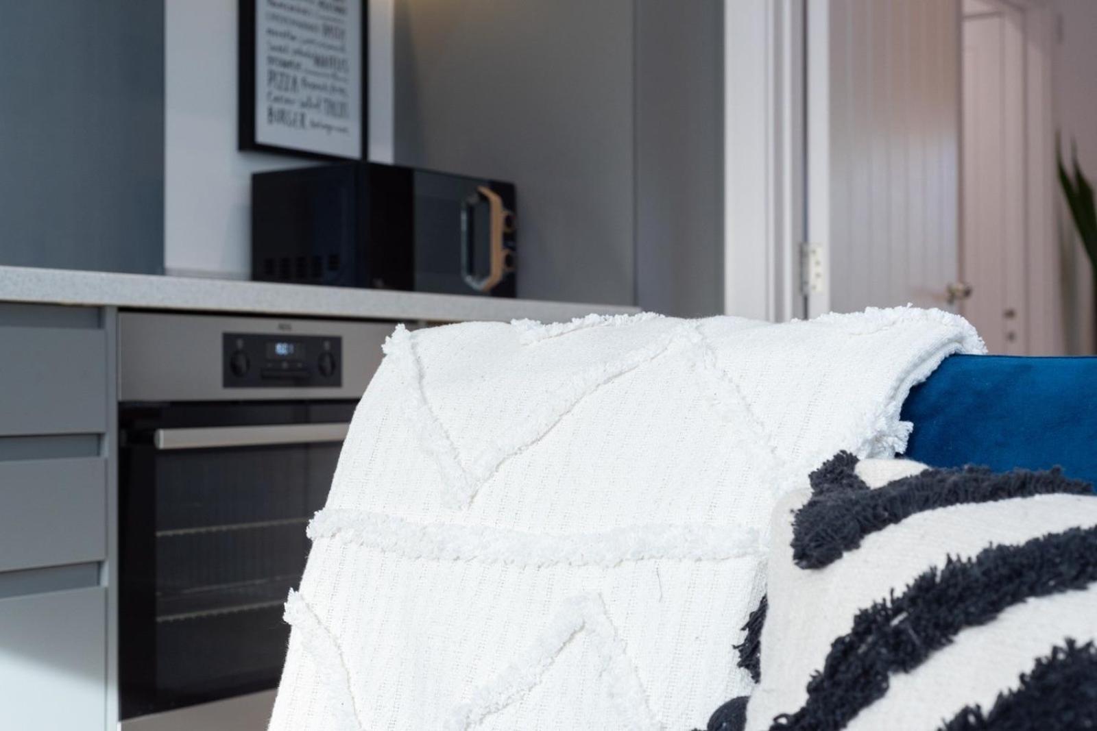 Bridge House Apartments - Free Parking Shottery Екстер'єр фото