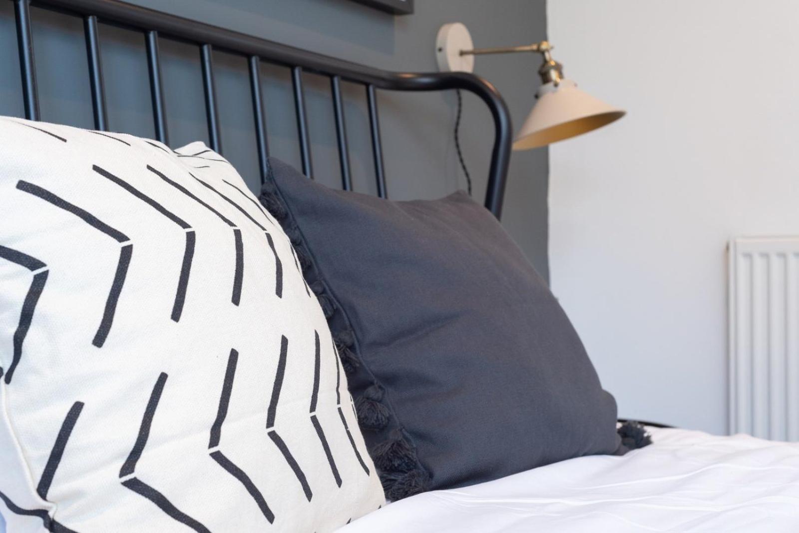 Bridge House Apartments - Free Parking Shottery Екстер'єр фото